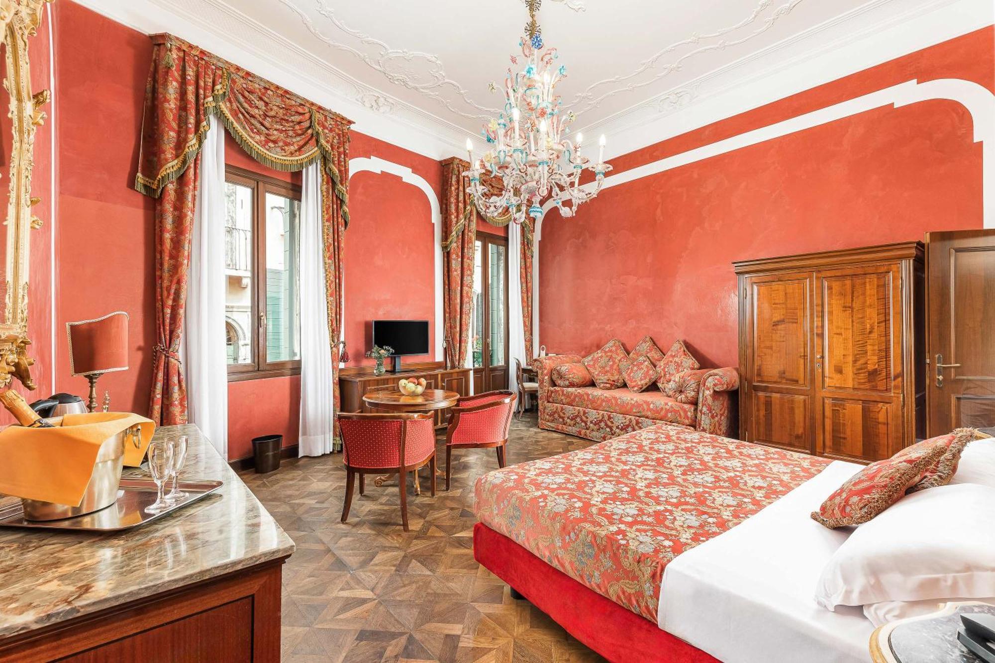 Camera Luxury Matrimoniale/Doppia con Letti Singoli con Balcone e Vista Canale